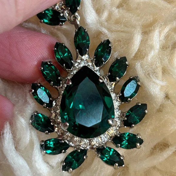 Green gemstone  clip on earrings - Picture 6 of 7